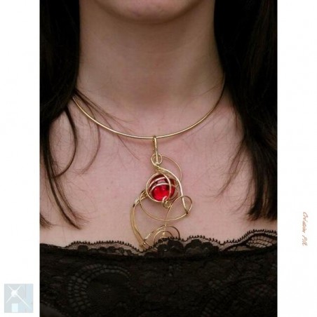 Collier de créateur, doré et rouge rubis.