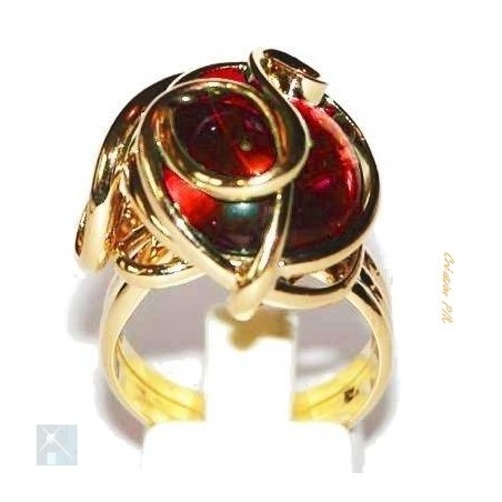 Bague dorée avec une pierre rouge rubis. Création artisanale française.