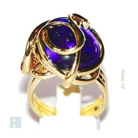 Bague fantaisie dorée avec une pierre violette. Bijou fait main.