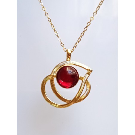 Pendentif doré avec pierre rouge