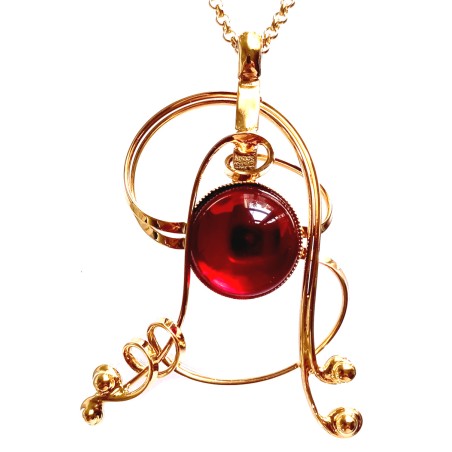 Bijou artisanal-pendentif doré orné d'une pierre rouge