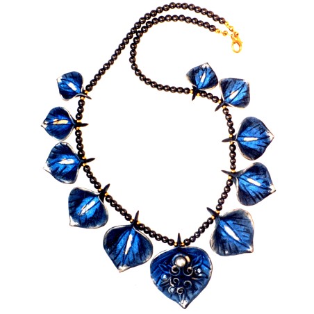 Collier fantaisie bleu de créateur.