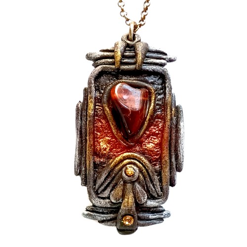 Pendentif avec la pierre véritable-jaspe rouge.