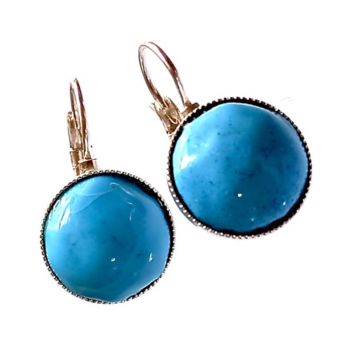 Boucles d'oreilles de créateur-bijou en émail bleu.