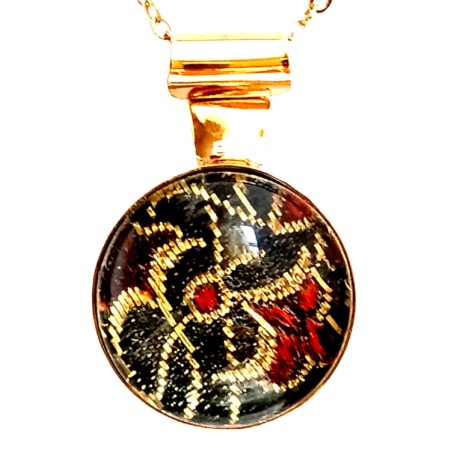 Bijou artisanal avec un ruban ancien.