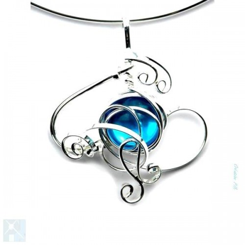 Collier de créateur bleu clair et argent.