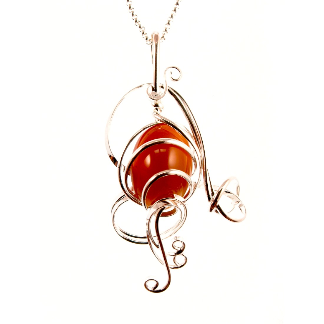 Pendentif fantaisie fabriqué à la main avec une pierre authentique-la cornaline. Pendentif fantaisie fabriqué à la main avec une pierre authentique-la cornaline.