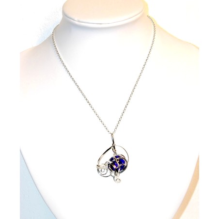 Pendentif confectionné entièrement à la main avec soin.