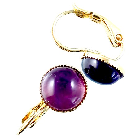 Boucles d'oreilles avec des pierres améthystes.