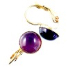 Boucles d'oreilles avec des pierres améthystes.