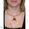 Collier original de créateur, bijou doré avec une pierre rouge