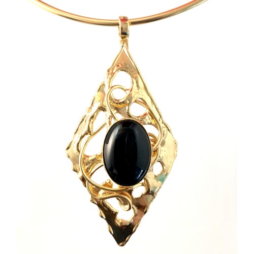 Collier losange-création artisanale avec une pierre véritable.