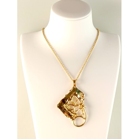 Bijou unique : pendentif doré sans pierre.