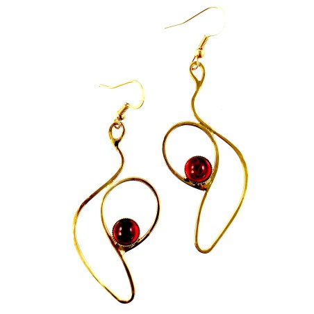 Création unique de boucles d'oreilles fantaisie.