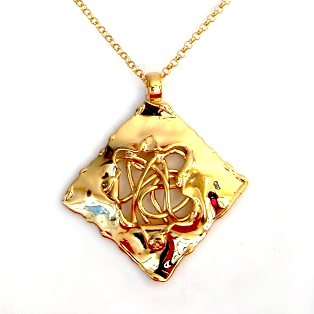 Magnifique bijou sur chaîne, pendentif artisanal en laiton doré Magnifique bijou sur chaîne, pendentif artisanal en laiton doré