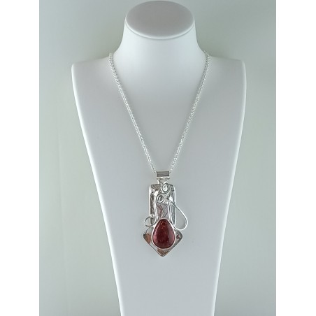 Grand pendentif artisanal, bijou unique.