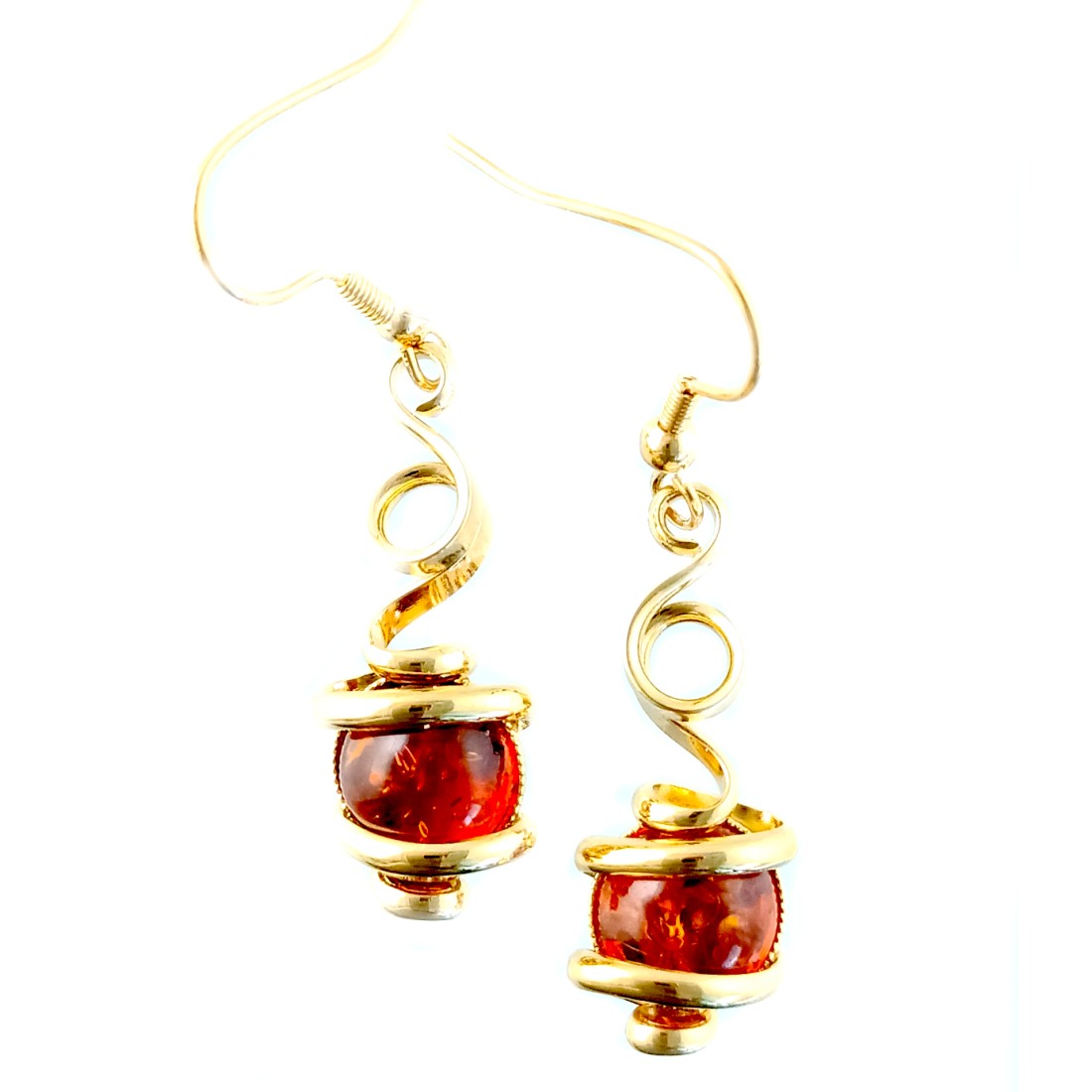 Boucles d'oreilles dorées, pierres véritables ambre. Boucles d'oreilles dorées, pierres véritables ambre.