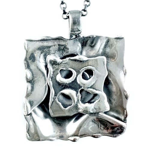 Bijou unique : petit carré sur chaîne fine.