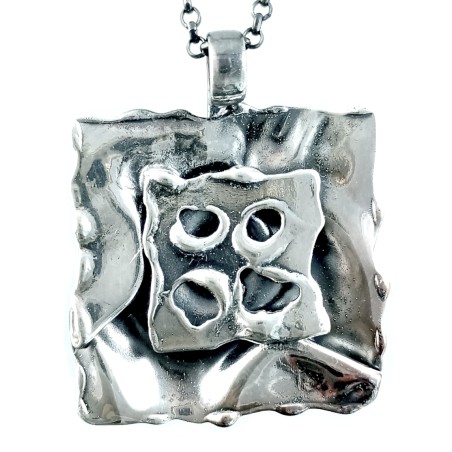 Bijou unique : petit carré sur chaîne fine.