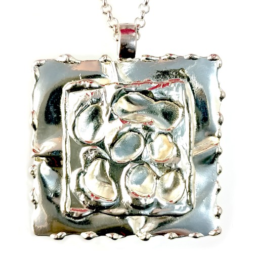 Pendentif  de créateur de couleur argent.