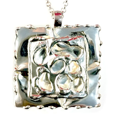 Pendentif  de créateur de couleur argent.