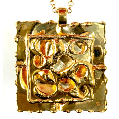 Pendentif doré : bijou de créateur unique