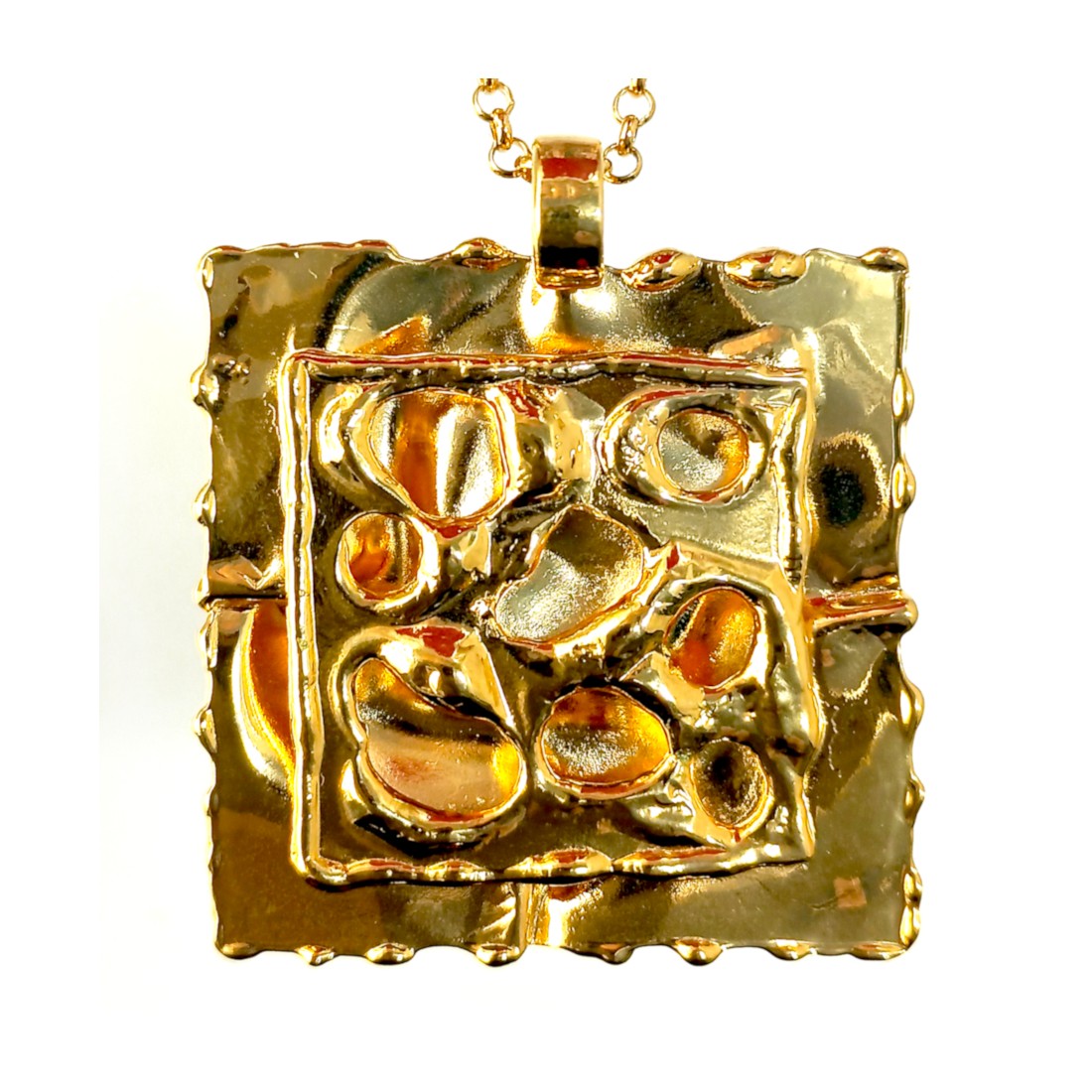 Pendentif doré : bijou de créateur unique Pendentif doré : bijou de créateur unique