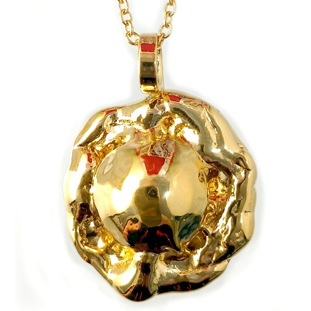 Pendentif doré sur chaîne fine, bijou artisanal