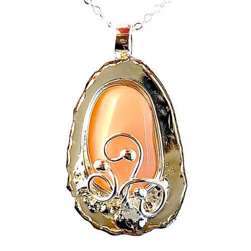 Pendentif fantaisie fait par un artisan d'art