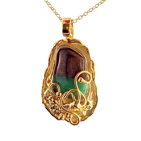 Pendentif artisanal authentique et unique fabriqué à la main.