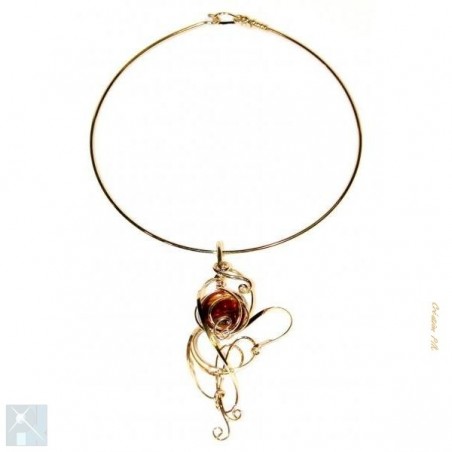 Collier fantaisie de créateur sur tour du cou fermé