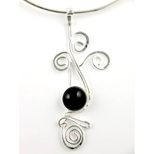 Collier artisanal-pièce unique, bijou avec une pierre noire