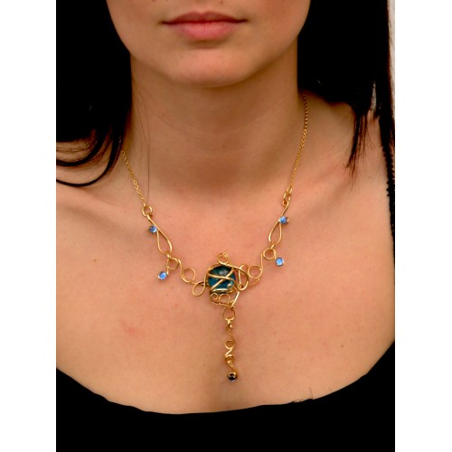 Collier artisanal fait main.