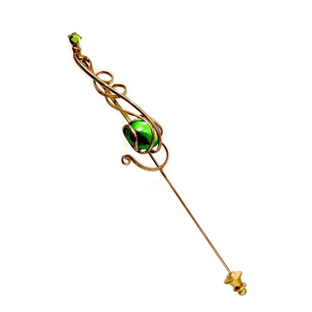 Bijoux artisanaux : épingle avec un cabochon en verre teinté de couleur verte.