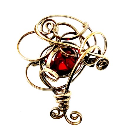 Broche fantaisie dorée, finition artisanale avec une pierre de couleur rouge rubis.