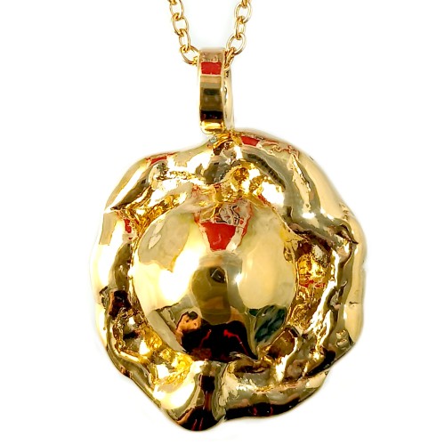 Pendentif doré sur chaîne fine, bijou artisanal