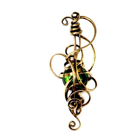 Broche en bronze patiné avec une pierre verte.