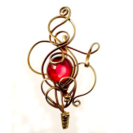 Broche en bronze avec une pierre rouge.