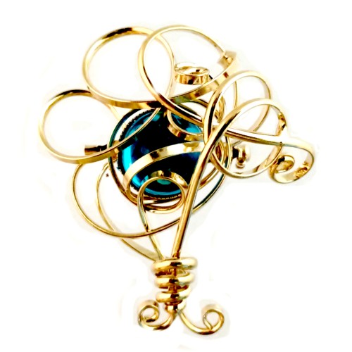 Broche dorée avec une pierre bleue, bijou artisanal.