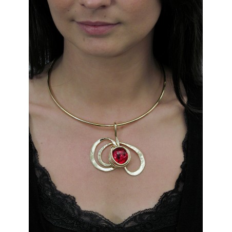 Collier martelé de créateur français avec un strass rouge rubis.
