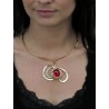Collier martelé de créateur français avec un strass rouge rubis.