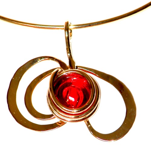Collier martelé de créateur français, bijou or et rubis.