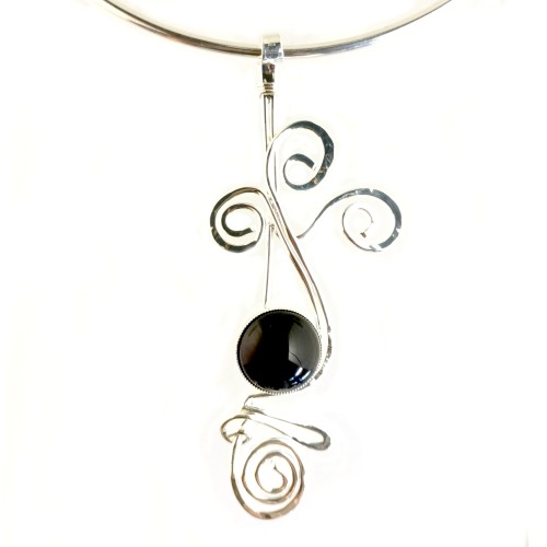 Collier artisanal-pièce unique, bijou avec une pierre noire