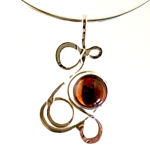 Pendentif argent unique sur un tour du cou ouvert, bijou artisanal.