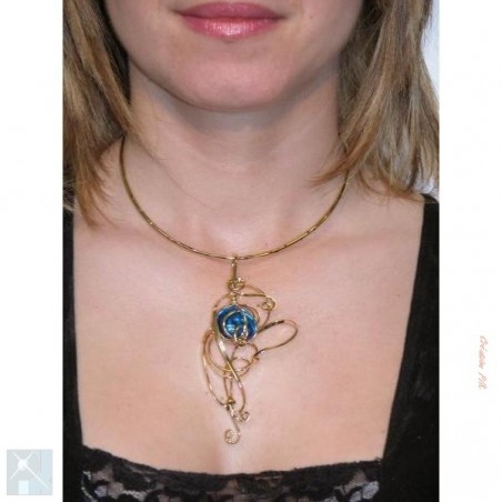 Collier de créateur avec une pierre bleue claire