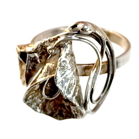 Bague d'artiste faite à la main.