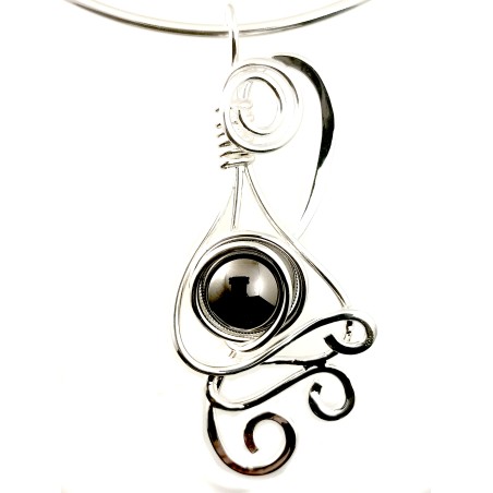 Collier d'artiste-pendentif fantaisie argent sur tour du cou ouvert