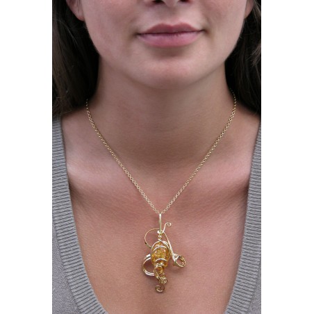 Pendentif artisanal avec ambre, bijou fait main.