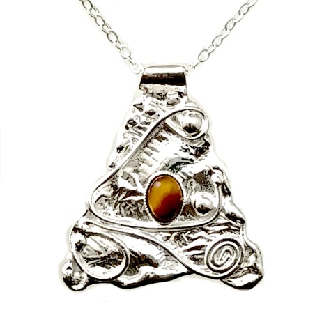 Pendentif artisanal avec la pierre fine.