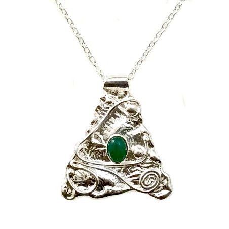 Bijoux artisanaux, pendentif avec une pierre fine.